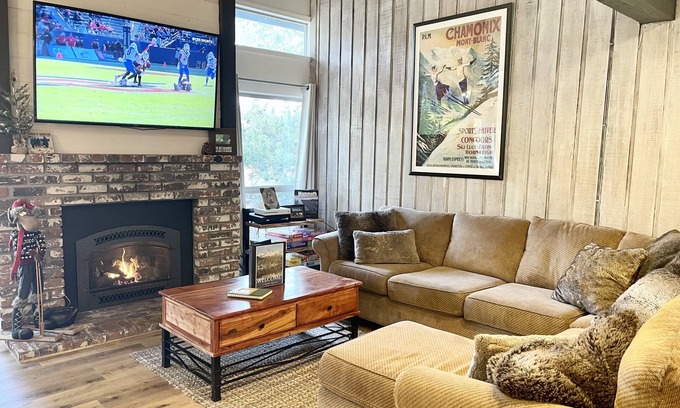 Mammoth Lakes House | NEWLY REMODELED - 3 bed/3bath Sleeps 10 Chamonix - Walk to Canyon Lodge
