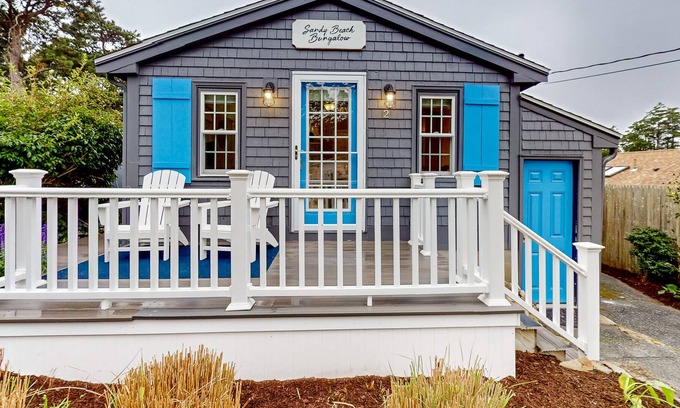 East Wareham House | Newly remodeled cottage with hot tub, HOA beach & great deck space