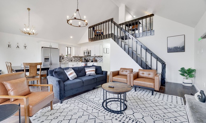 Lake Harmony Estates House | Newly remodeled, EV Charger, King bed, Game & Movie room, Family-Pet-friendly!