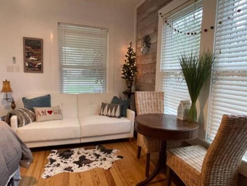 Brenham House | Newly remodeled studio near downtown Brenham