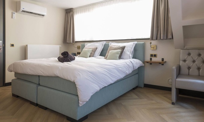 Tilburg Apartment | Newly renovated 1920 building with queen hotel bed, patio, and shared kitchen.