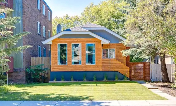 Crescent Heights House | Newly Renovated 2 BDRM Near DT & River w/Parking