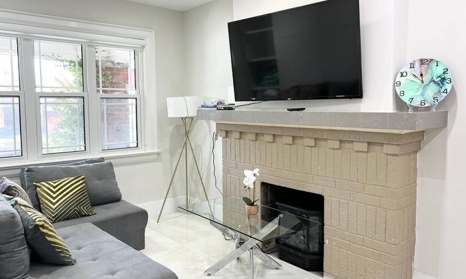 Mount Pleasant East House | Newly renovated Duplex 4BR 3BA in Midtown Toronto