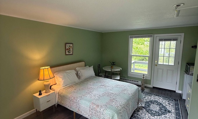 Boothbay Cabin | Newly Renovated Cozy Cove Cabin at White Anchor Inn