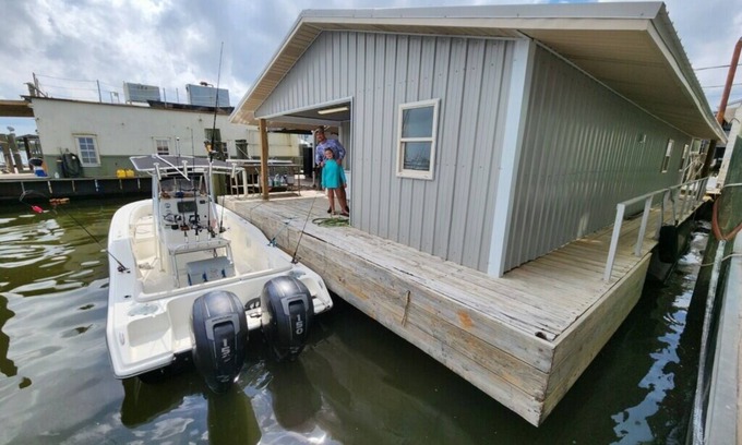 Venice Boat Rental | NEWLY RENOVATED Houseboat Located in Venice Marina (B Dock)
