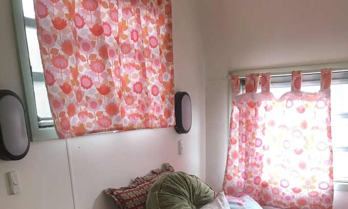 Harcourt House | Newly Renovated Retro CARAVAN near Castlemaine