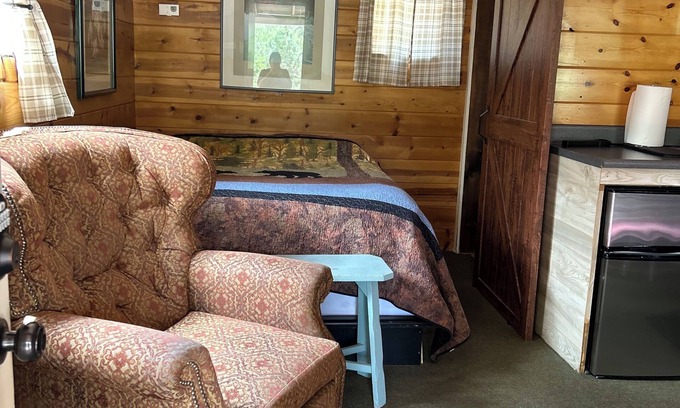 Payson Cabin | Newly updated bathroom!- Indoor Fireplace & Jacuzzi; cot for kids in second room