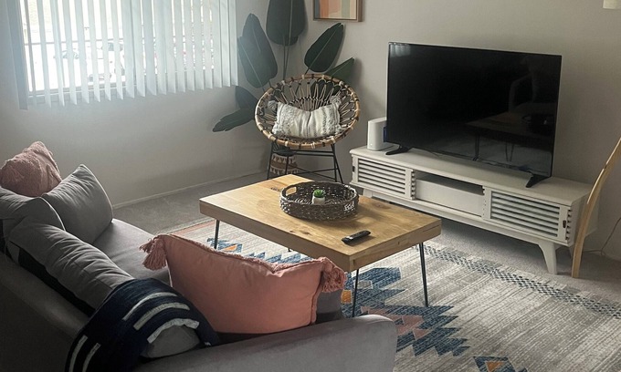 East Side Costa Mesa Apartment | Newport Beach 1BR Apartment. Reduced rates during Fall and for long term rentals