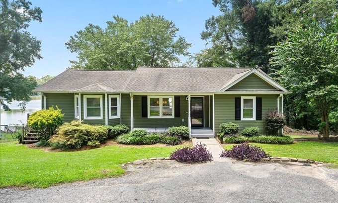 Anderson House | nExperience Serenity on Broadway Lake in this beautiful 3 bedroom home