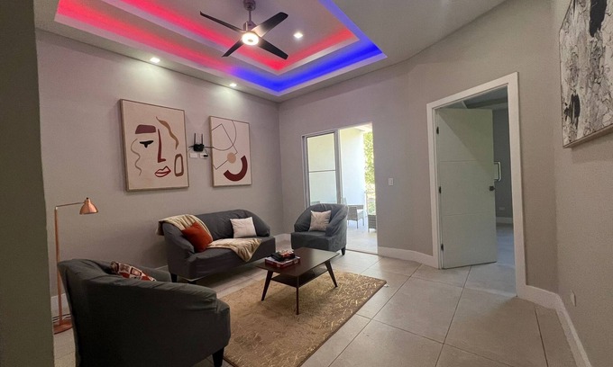 Santa Ana House | Next Level Stay < Free daily cleaning <Wifi , Hot water <AC