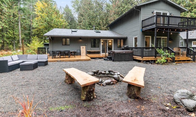Marmot House | Next to Sandy River, *Pet Friendly*, Hot Tub, Huge Deck, BBQ, Shuffleboard, 20 Min to Mt. Hood