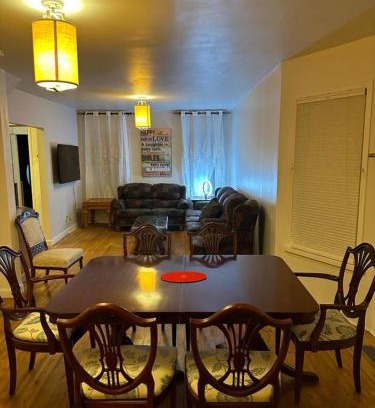 Downtown Niagara Falls House | Niagara Grand Retreat 4br