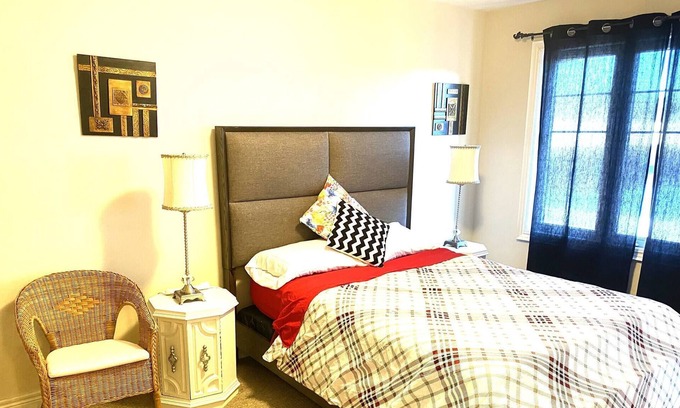 Thorold House | Niagara |sleeps 6| Cozy| 3bed|3bath | Near Falls