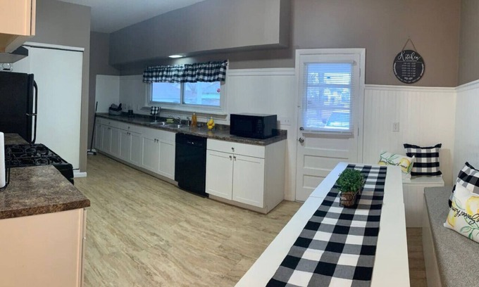 Middletown House | Nice 107 Historic Home with relax & private Hotub