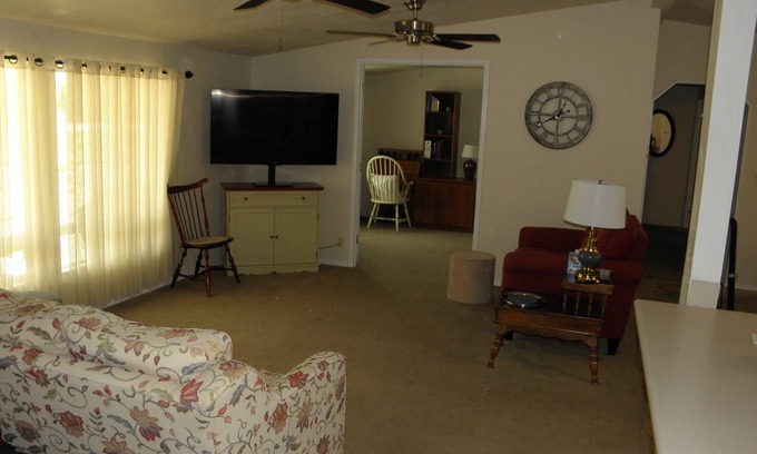 Black Horse House | Nice 3-bedroom Home with AC in Catalina