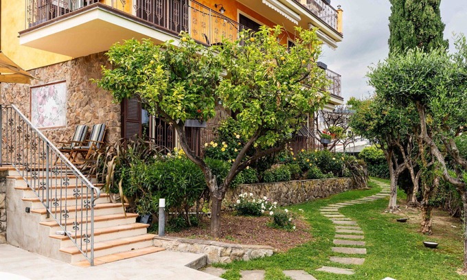 Borghetto Santo Spirito Villa | Nice apartment in villa for 5 people with A/C, WIFI, pool, terrace and pets allowed
