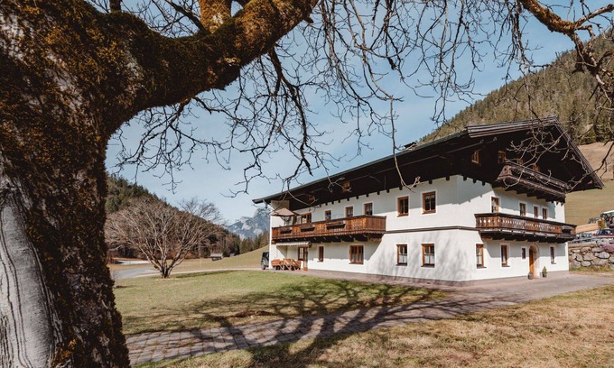 Sankt Martin bei Lofer Villa | Nice apartment in villa for 2 people with TV, balcony, pets allowed and parking