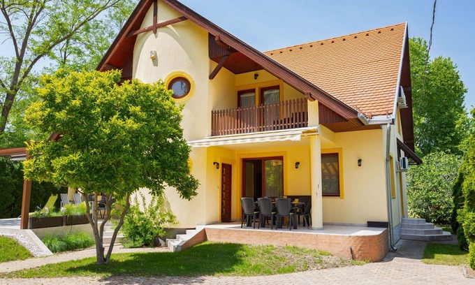 Balatonszarszo Apartment | Nice apartment for 10 guests with WIFI, A/C, TV and terrace