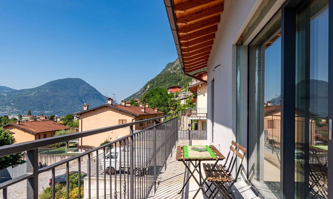 Porlezza Apartment | Nice apartment for 5 guests with WIFI, A/C, TV, balcony and parking