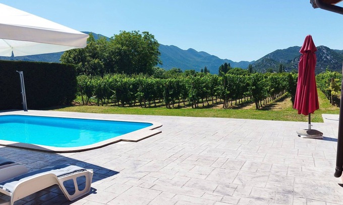 Dusina Apartment | Nice apartment for 8 people with WIFI, private pool, A/C, TV and terrace
