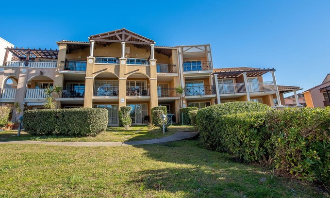 Le Dramont Apartment | Nice apartment for 6 people with WIFI, pool, TV, terrace, pets allowed and parking