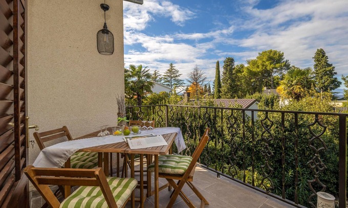 Malinska Apartment | Nice Apartment in Malinska With Wifi and 3 Bedrooms