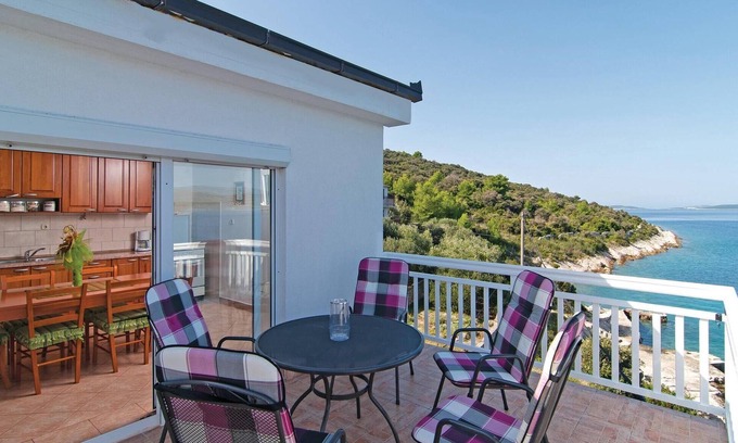 Veliki Drvenik Apartment | Nice apartment in Drvenik Veliki