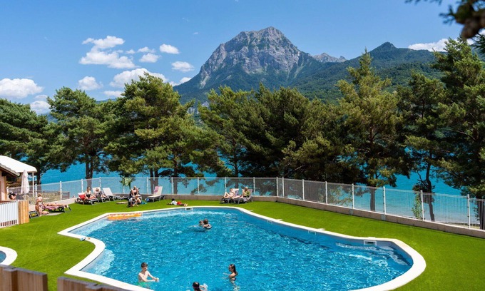 Prunieres House | Nice apartment in villa for 6 guests with pool, A/C, TV, terrace, pets allowed and parking