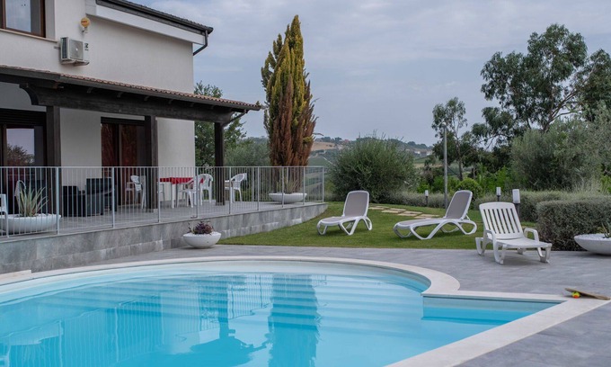 Citta Sant'Angelo Villa | Nice apartment in villa with WIFI, A/C, pool, TV, patio, pets allowed and panoramic view