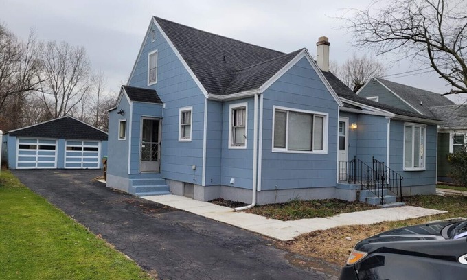 Cheektowaga House | Nice big house with parking, fenced yard