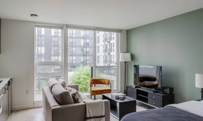 Mann Apartment | Nice Central District Studio w/Gym, near Parks & Dining, by Blueground