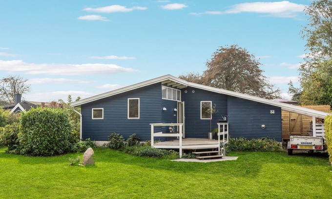 Juelsminde House | Nice home in Juelsminde with kitchen