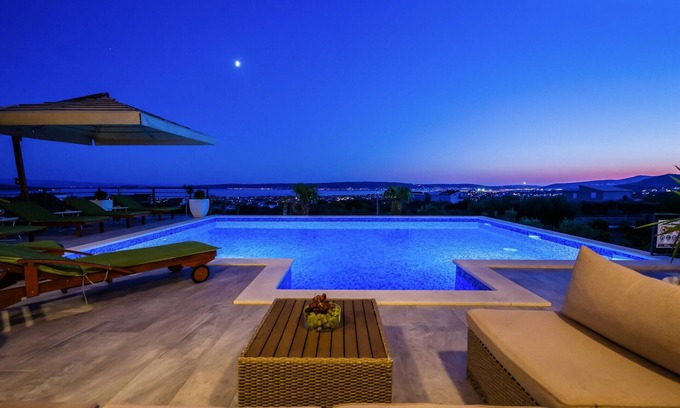 Kastel Stari House | Nice home in Kastel Stari with jacuzzi