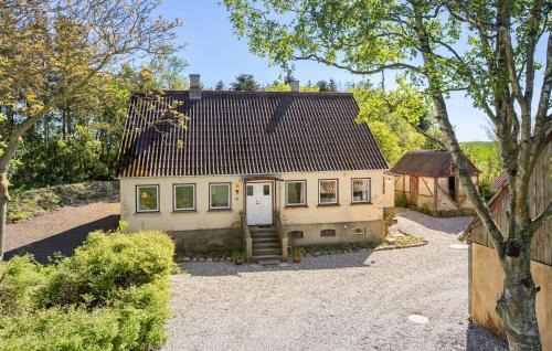 Emmerbølle House | Nice Home In Tranekær With Kitchen