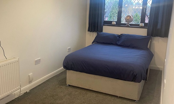 Llansamlet House | Nightly weekly monthly stays in this luxury holiday homen