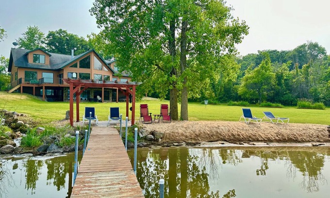 Briggsville House | Niima Outpost on Lake Mason