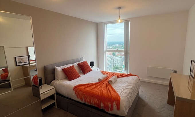 Castlefield Apartment | nLuxury, Centrally Located 2 Bedroom Duplex Apt with Skyline View Balcony