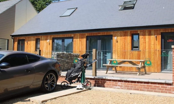 Foxley Cottage | No.2 Badger Sett. Modern home with hottub in Norfolk