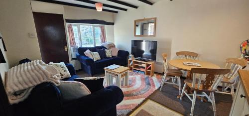 Liskeard House | No 4 Trelawney Apartment - Onsite Bar - Restaurant - Horse Riding