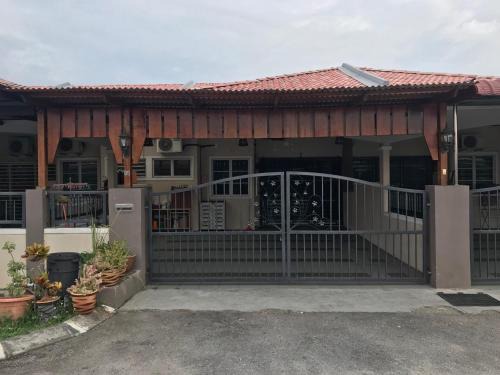 Lumut House | No 96 Nazirin Homestay Lumut