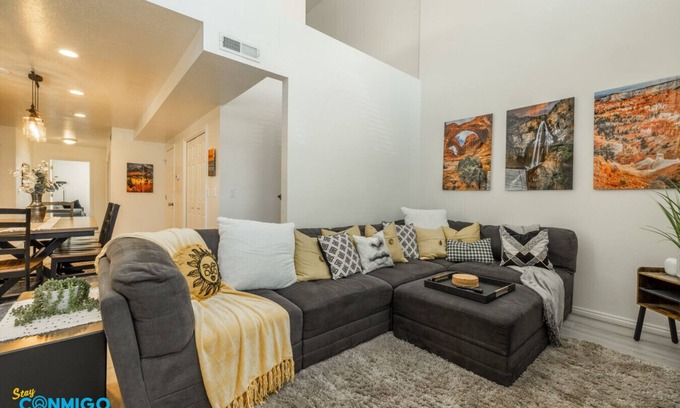 East Central House | *No Chores* Scholar's Loft + Near University