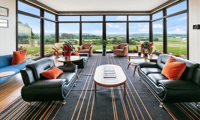 Mount Vernon House | No stairs, pool & stunning view. 6 bedrooms! Near Knoxville.