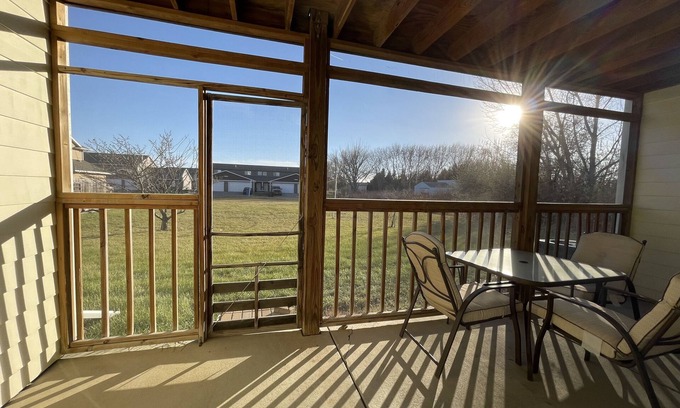 Tea House | NO STEPS w/attached garage and screened in patio, NO sales tax with 28 day stay!