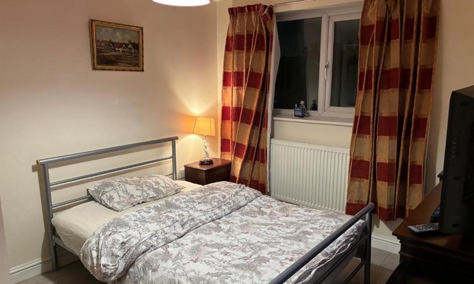 Ashton-under-Lyne Bed & Breakfast | No2 Jacks Court B4