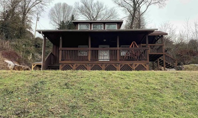 Greeneville Cabin | Nolichuckey River Cabin with hot tub!