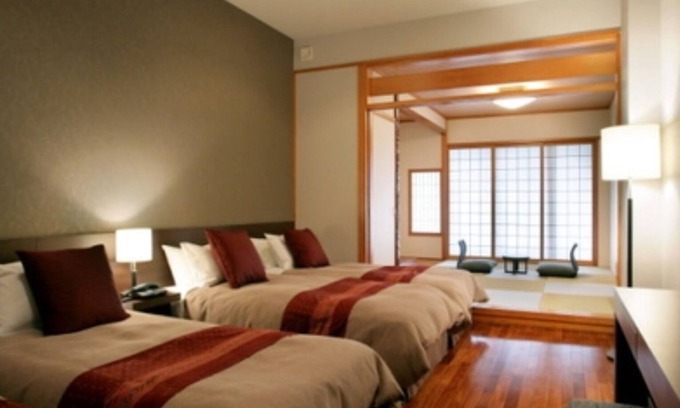 Uruma Hotel | Nonsmoking JapaneseWestern style room 4 beds 6 tatami mats Breakfast included/Uruma Okinawa