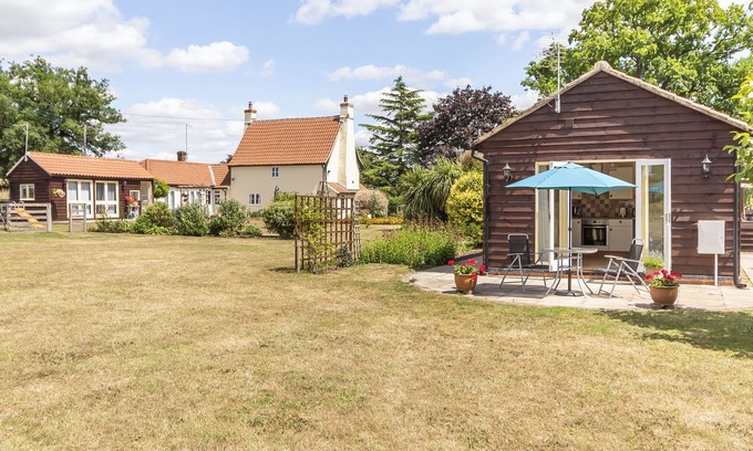 Bressingham Cottage | NORBANK GARDEN STUDIO, with a garden in Bressingham