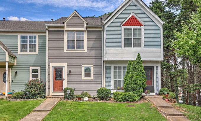 Norcross House | Norcross Townhome ~ 18 Mi to Dtwn Atlanta!