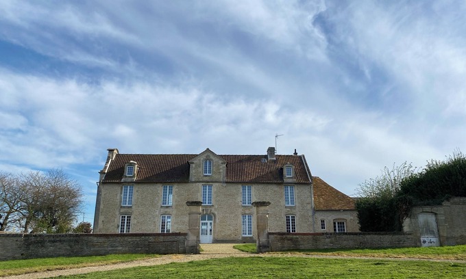 Janville House | Norman manor house 15 minutes from the sea.