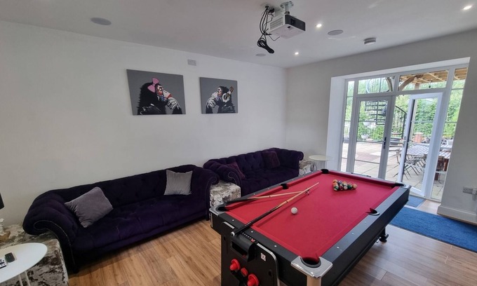 Bradiford Villa | North Devon exquisite 9-bedroom Villa with hot tub, games room and large garden